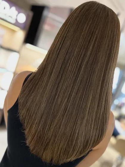 From warm tones to a cool, sleek finish. This color transformation is paired with a classic one-length haircut, resulting in a polished and modern look.