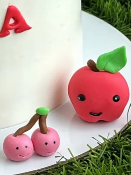 Another close-up of the adorable fondant fruits.