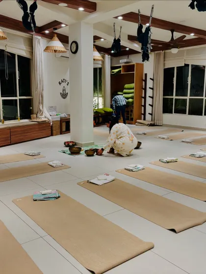Preparing the singing bowls for a private group session. It's a joy to offer our space for such meaningful celebrations, turning a special day into a truly healing experience.