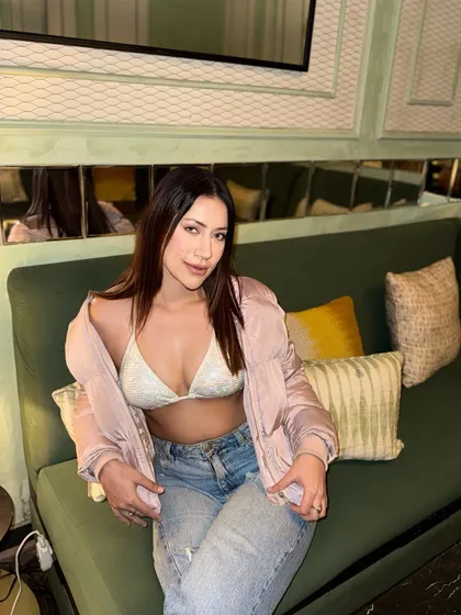 A confident pose in the edgy yet casual brunch outfit.