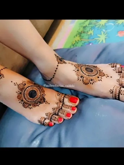 For those who prefer a more minimalist look, this design is perfect. It features a simple mandala on the top of the foot with a delicate chain connecting to the ankle.