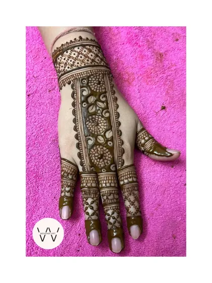 A stylish belt-style design for a bridesmaid, a popular and modern choice.