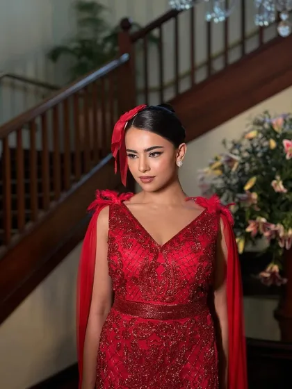 Another shot of this dramatic look, with the grand chandelier in the background adding to the opulent feel.