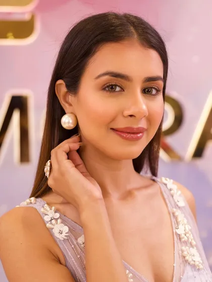 Another example of the nude and peach makeup vibe. The glossy lip and soft highlight on the cheekbones give a youthful and radiant finish.
