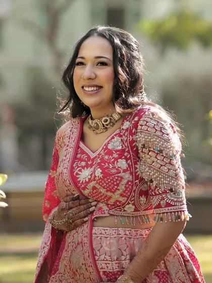 There's nothing more beautiful than that pregnancy glow. For Dhwani's baby shower, I enhanced her natural radiance with a dewy, fresh look that was light, comfortable, and perfect for her outdoor celebration. She looked so lovely and serene.