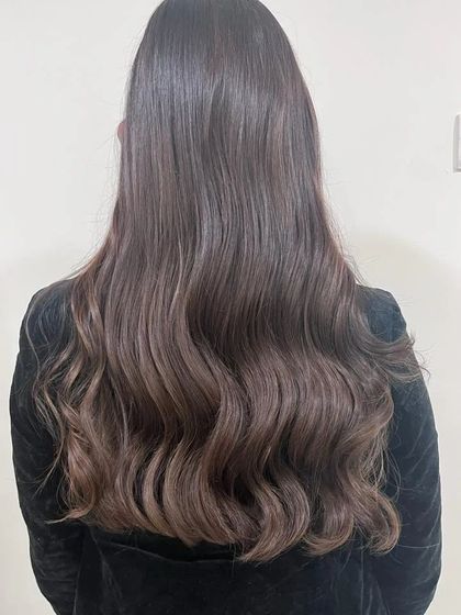 A deep mocha balayage, perfect for adding richness to dark hair. The cooler brown tones are seamlessly blended for a sophisticated finish.