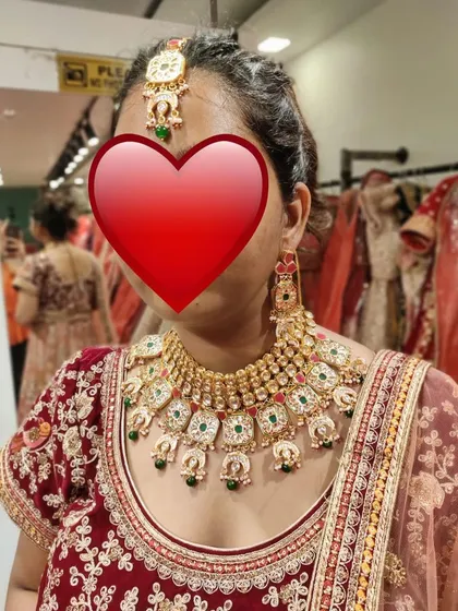 Another in-store trial, this time featuring a beautiful Polki necklace with green and red stone details. We help you mix and match to find your perfect rental set.