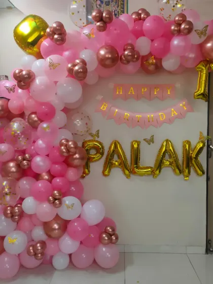A beautiful and full balloon decoration for a 17th birthday. We used shades of pink, rose gold, and white, with butterfly accents and foil balloons for the name and age, creating a rich and festive photo wall.