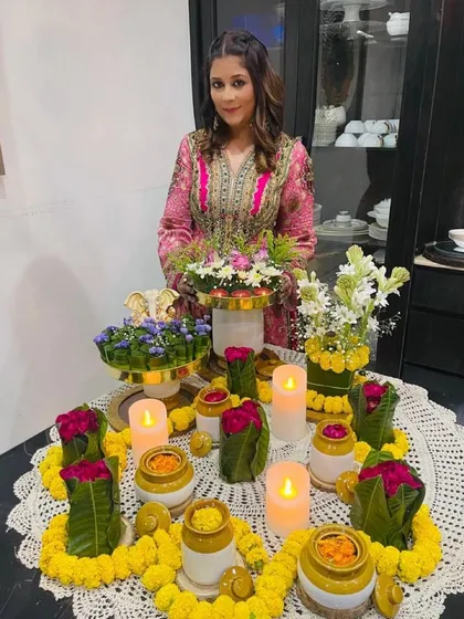 Welcoming Lord Ganesha with a tablescape adorned with fresh flowers and heartfelt prayers. This setup for Ganesh Chaturthi is a perfect example of how we can blend tradition, devotion, and beautiful design.