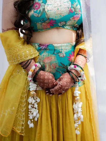 Stain goals! This photo captures the stunningly dark stain of a bridal mehendi, paired with floral jewelry.