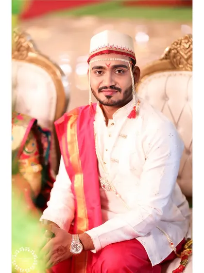 A Maharashtrian groom during the Saptapadi ceremony. His simple yet elegant attire is perfect for the wedding rituals.