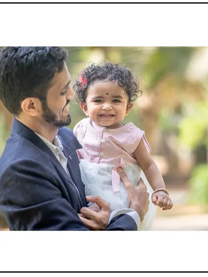 A quiet moment between a father and his daughter. These parent-child photos are so important for freezing those small, everyday expressions of love that pass by too quickly.