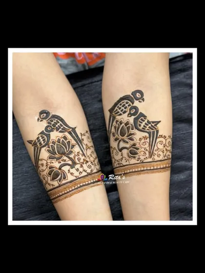 A close-up of the parrot and lotus design on the arms, a beautiful combination of nature-inspired elements.