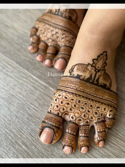 A close-up of the beautiful elephant motif on the feet. The details are what make a design truly special.