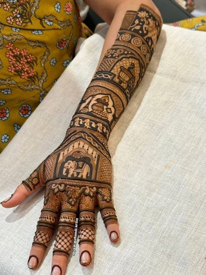 The matching hand design for the previous forearm piece, with an elephant in a jharokha.