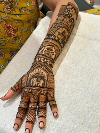 The matching hand design for the previous forearm piece, with an elephant in a jharokha.