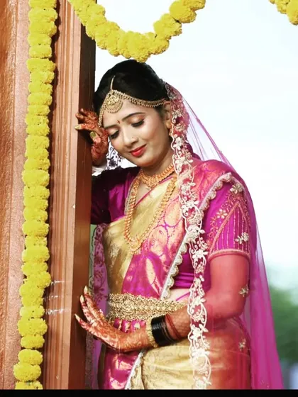 This bride looks serene in a traditional gold-plated temple jewellery set. The long kasina sara and matching choker are perfect for a classic wedding ceremony.
