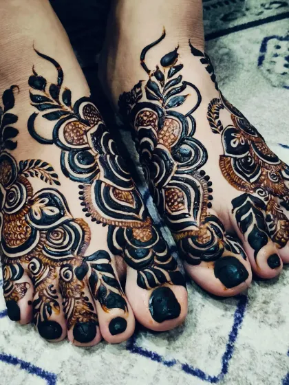 A bold and modern Arabic-style design for the feet, using negative space to make the dark patterns stand out.