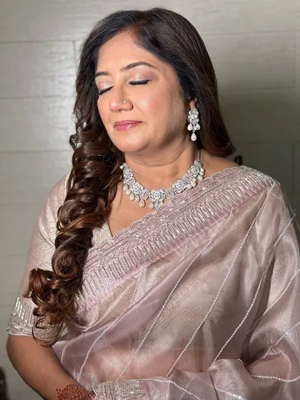 The lady with her diamonds and dewy makeup. This is a perfect look for the mother of the bride or groom, focusing on radiant skin and soft, elegant details. 🤍