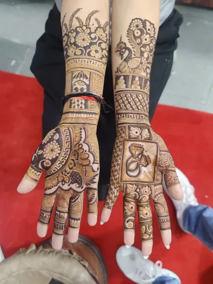 This design combines floral patterns with traditional figures like peacocks and engagement rings, perfect for a pre-wedding ceremony.