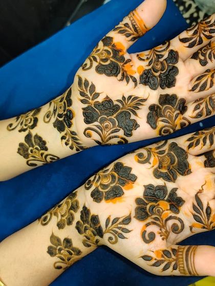 Hajira Mehendi Artist - Mehndi Art Classes & Workshops Flowing Floral & Arabic Designs photo 10