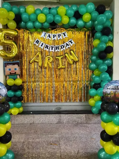 A wider shot of the Minecraft theme decoration, showing the two balloon pillars.