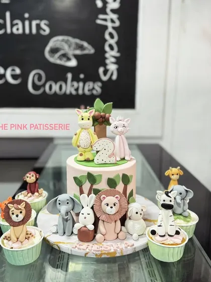 Another shot of the jungle cake and cupcake combo, perfect for party favors.
