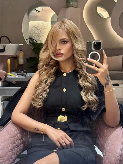 That post-styling selfie hits different. 💅 This is the glow-up we live for, creating stunning, voluminous curls that make you feel on top of the world. Ready for your close-up?