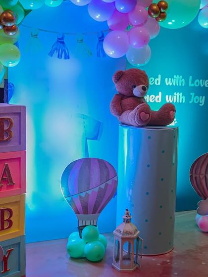 It's the little details that bring a theme to life. Here you can see our colorful "BABY" blocks, a sweet teddy bear, and miniature hot air balloon props that added layers of charm to the decor.