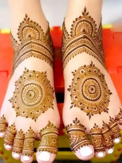 A classic and symmetrical feet design with intricate mandalas on the top and detailed patterns covering all the toes.