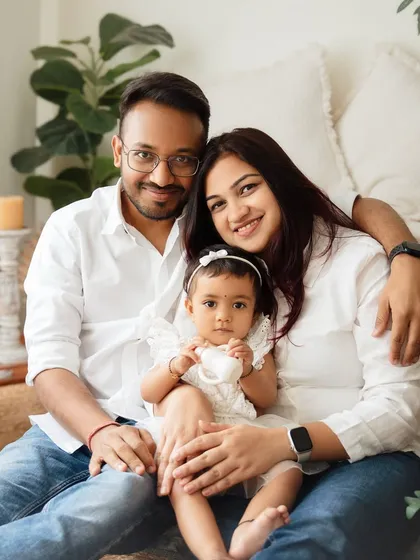 A picture-perfect family portrait from a first birthday shoot. The coordinated white outfits and the calm, loving atmosphere in my studio create a truly timeless memory.