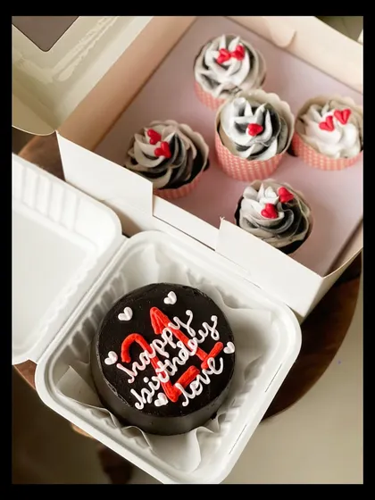 This view shows the 21st birthday bento cake in its box, with the separate box of five matching cupcakes ready to be gifted together as a set.