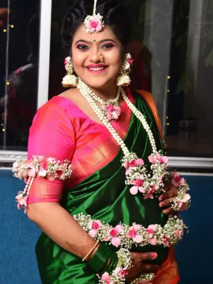 This mom-to-be is glowing in her pink and white floral set, perfectly matching her vibrant saree. The set includes a long necklace, kamarband, and bajuband.
