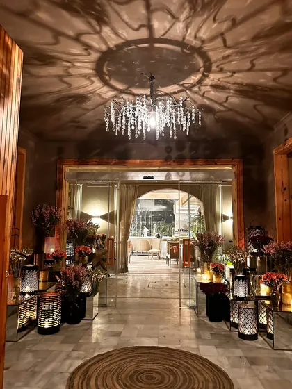 The entrance to our indoor hall, where classic elegance meets warmth. The interplay of wood, light, and shadow creates a welcoming ambiance for guests from the moment they step inside.