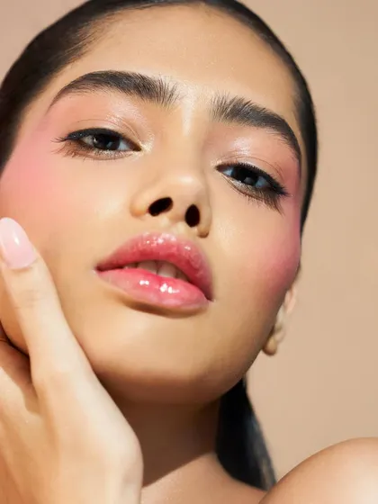 A beautiful example of our signature glossy skin. The highlight is placed strategically on the high points of the face to create dimension and a healthy glow.