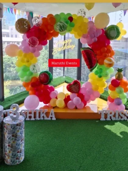 A fun and fruity "tutti frutti" theme. The circular balloon arch is decorated with watermelon and pineapple-shaped balloons, perfect for a summer birthday.