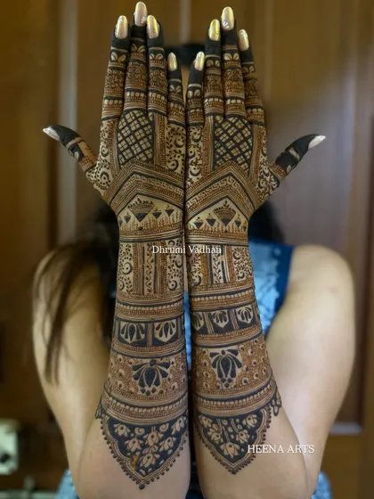 This bride is showing off her gorgeous back-hand mehendi. The design is a beautiful mix of floral bands, geometric patterns, and lotus details.