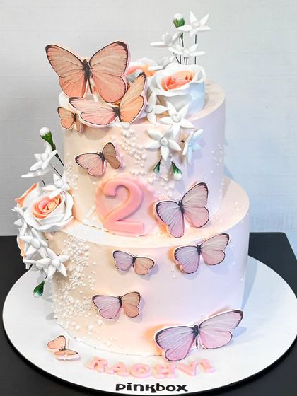 Elegant Celebrations: Floral & Minimalist Cakes photo 4