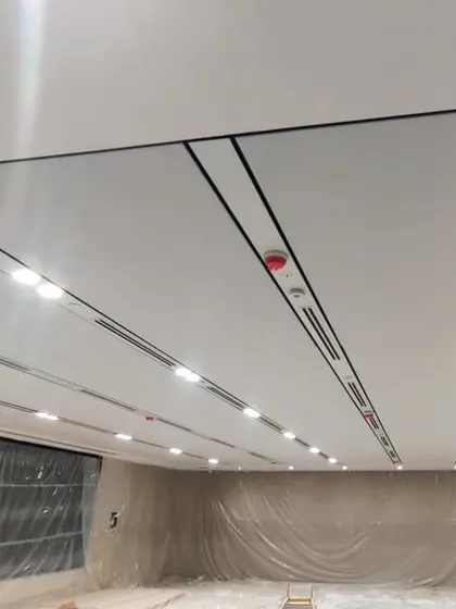 This is a soundproof ceiling I finished with a stretched fabric system. The design cleanly integrates lighting and ventilation while providing excellent acoustic insulation for the entire room.