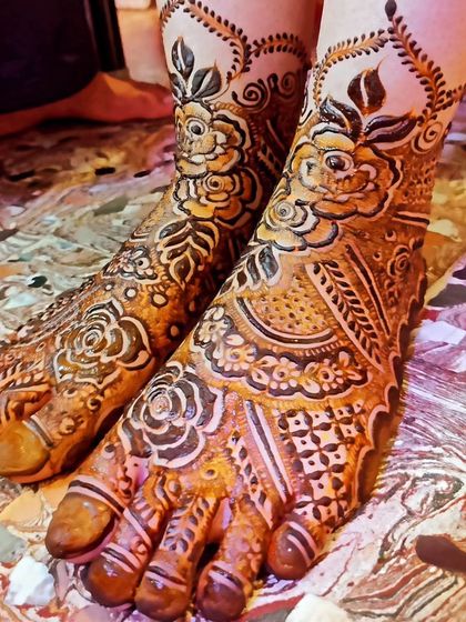 Saniya's beautiful feet mehndi, with one photo showing the fresh paste and the other showing the lovely stain.