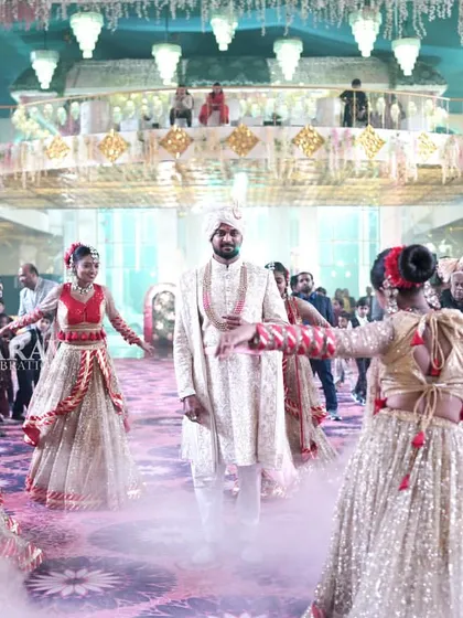 The groom is encircled by dancers as he makes his entrance through a cloud of smoke. This immersive technique makes the groom the absolute center of a dynamic and exciting performance.