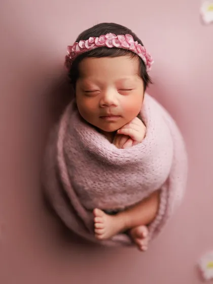 I love working with soft color palettes. This baby girl is beautifully swaddled in dusty pink, with a matching floral headband that adds just the right touch of sweetness.