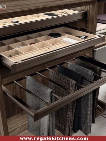 Keep your trousers and accessories perfectly organized with this pull-out system. The top tray is ideal for jewelry and small items, while the lower rack is for hanging pants.