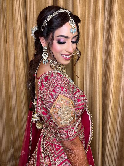 This angel bride looks gorgeous in her bridal avatar. The look is perfectly balanced, with a focus on her bright smile and radiant eyes.