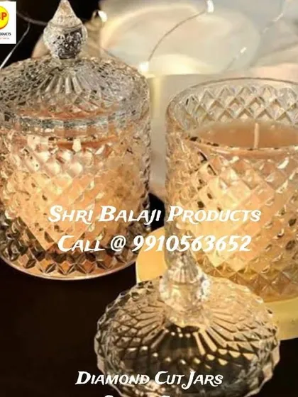The right container can transform your candle into a luxury decor piece. These 250 ml diamond-cut glass jars with lids are perfect for creating high-end candles that look stunning on any shelf and make for beautiful gifts.
