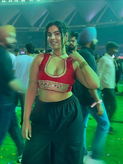 A closer look at the concert outfit. The embroidered blouse brings the festive element, while the simple pants keep it practical and cool. You don’t always have to wear a full lehenga to a big event.