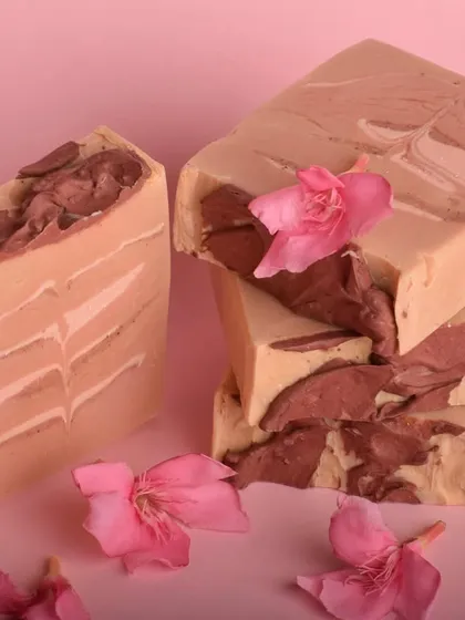 The delicate fusion of Rose and Rosewood evokes a garden in full bloom, offering a fragrant journey for your senses.