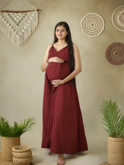 A full-length view of a modern maternity look in a natural, boho-inspired studio setup. This style is perfect for a calm and organic feel.