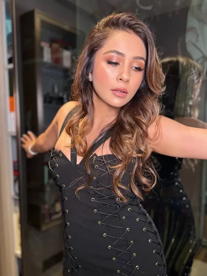 A close up on the details of this party makeup. The soft brown and gold tones on the eyes, combined with a luminous skin finish, create a look that is both glamorous and sophisticated.