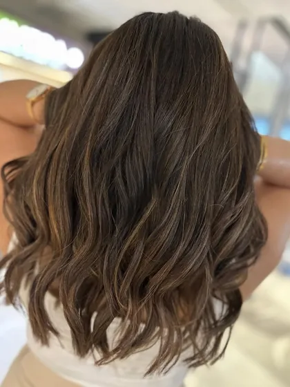 Summer lovin' this beige-tone highlight look on mid-length hair. The beach waves complete the perfect summer vibe.